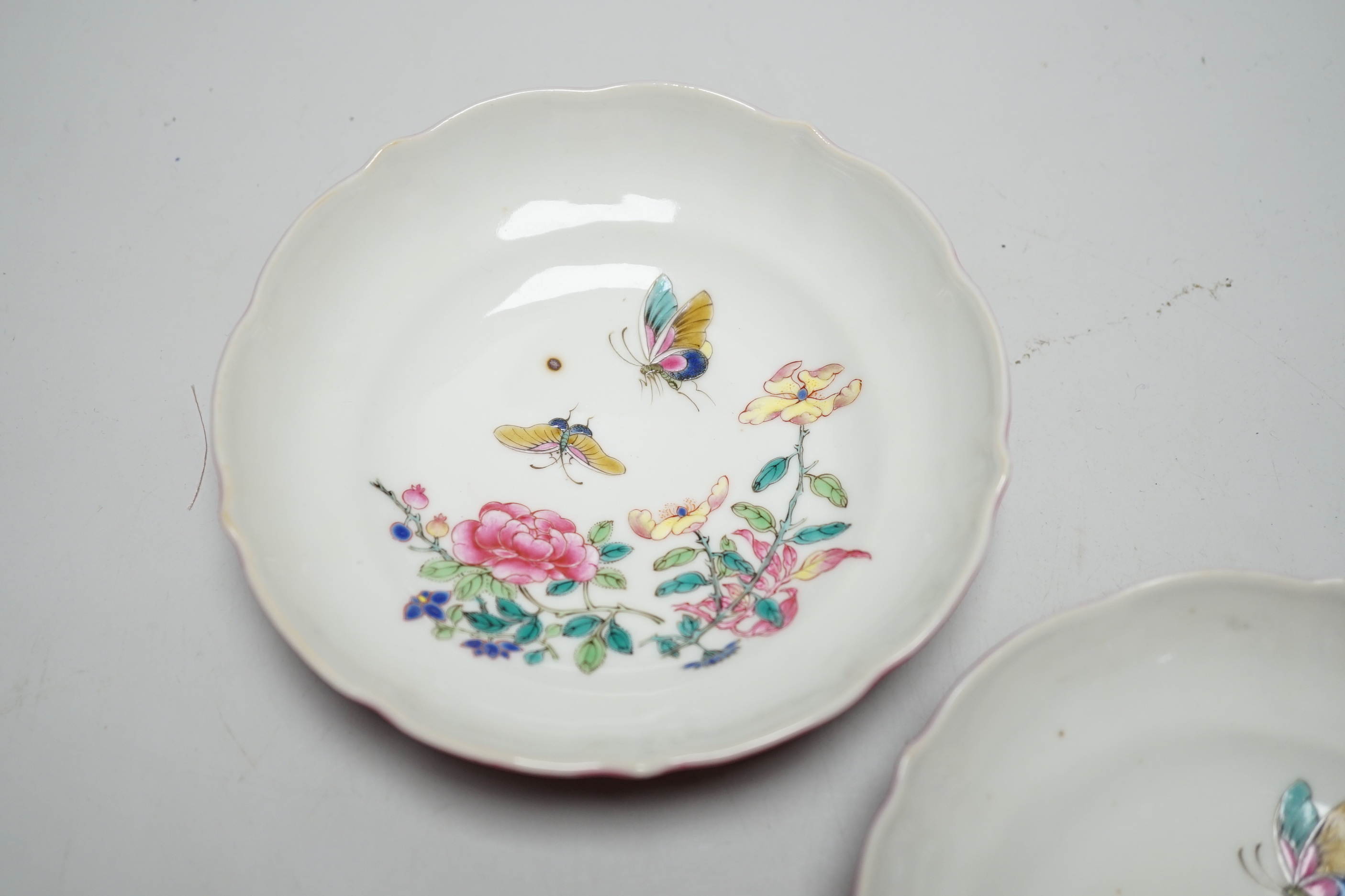 A pair of Chinese famille rose dishes, 12.5cm diameter